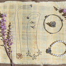 Load image into Gallery viewer, 18&quot; Diamond Cut Flower Necklace
